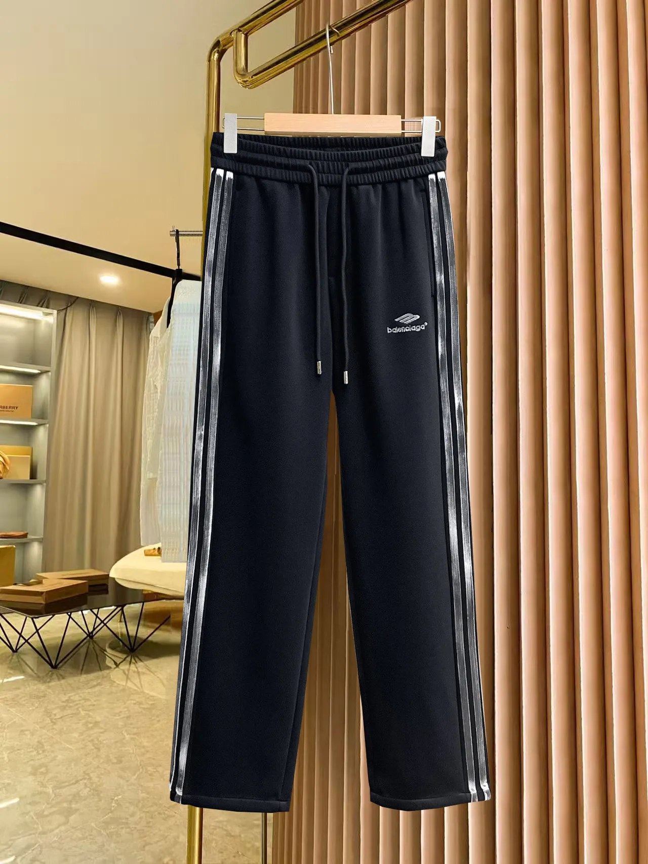 Balenciaga 🆕2026 Autumn and Winter New Arrival Casual Pants! The official website will be released simultaneously. Brand Classic LOGO casual pants, customized fabrics, excellent comfort and strong touch. Highly recognisable, perfect appearance and craftsmanship. Size:M-3XL